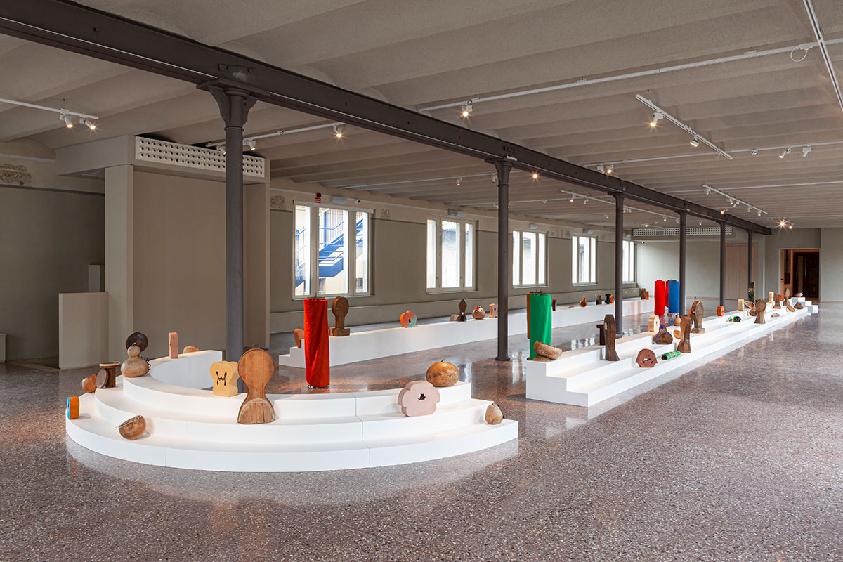 Installation views, Sul Guardare Atto 3° / Andrea Sala. Courtesy l'artista e XNL Piacenza. Ph. Daniele Signaroldi.